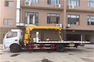 嫩江附近汽车轮胎更换